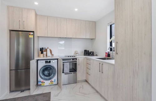 Lower Hutt House | Bright and Comfortable 2BR Stay on Rainey Grove