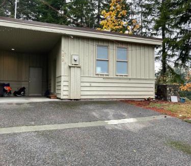 Gold River House | Bright and Cozy 1 Bedroom Suite