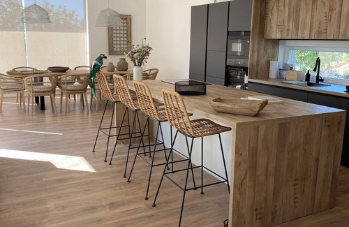 Casa Papa Villa | Bright and modern 5-bedroom villa sleeps 12