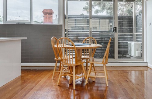 Hawthorn Apartment | Bright and Modern Space with a Balcony and Parking