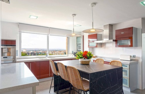 Cervantes Apartment | Bright Apartment with parking in Granada. Gongora