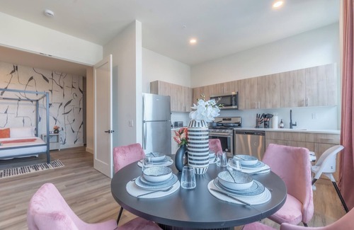 East Orange Apartment | Bright & Bold with NYC Views, Sleep 13, Park 2 cars FREE, 3BR, 3Bath