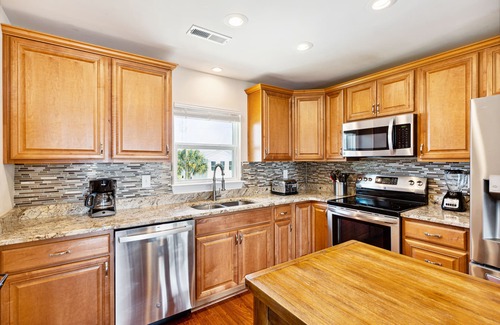 Folly Beach House | Bright & Charming Ocean View Cabin on 16th block in a Quiet Beach Area