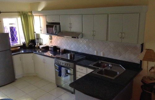 Villa Marina House | Bright, Cheerful, Family-Friendly, Secure Vacation Home 10 Min Walk To The Beach