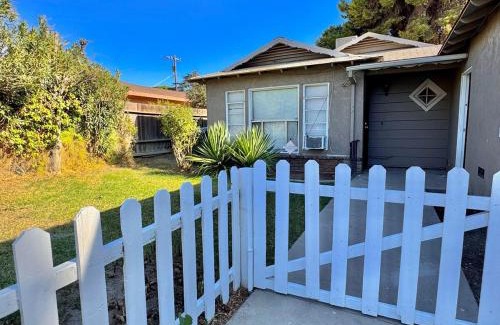 Oleander - Sunset Apartment | Bright & Cozy Modern Space Near Downtown