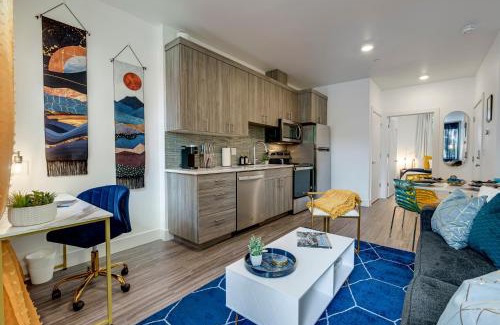 King House | Bright & Cozy Walkable Alberta Condo, Fast WiFi, & Quite