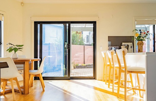 Woodville West House | Bright & Modern 2BR House – Ideal for Families, Free Parking & Fast WiFi
