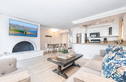 West Newport Condo | Bright Modern 6BR Vacation Home | 1 Block to Beach!