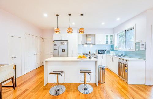 Doncaster House | Bright Modern Holiday Home 7 Beds at Doncaster