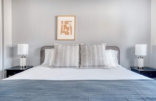 Edgewood Park Apartment | Bright Redwood City 2BR w/ Pool, W/D, near Costco, TJ + WF, by Blueground