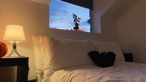 Waterford House | Bright & Spacious 2-Bed Townhouse