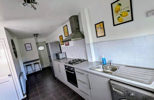 Huyton House | Bright, Spacious 3 Bed Home with Parking & WiFi