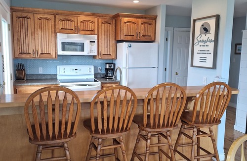 New London Cottage | Bright & Spacious 4 + 1 Bedroom Beach House - 10 Minutes from Cavendish.