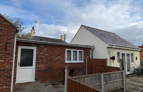 Rampton House | Bright, Stylish 1-Bed Bungalow with Private Garden