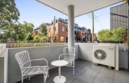 Windsor Apartment | Bright Terrace Unit Next to Chapel St Dining