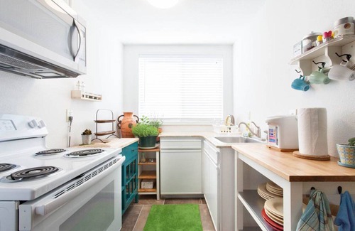 Sunnyside House | Bright Urban Guesthouse, Walk to Cafe and Shops, golf driving range at backyard