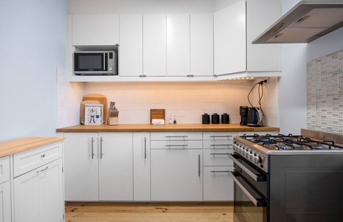 Brighton Apartment | Brighton Breeze Retreat - 1BR, parking, Wifi