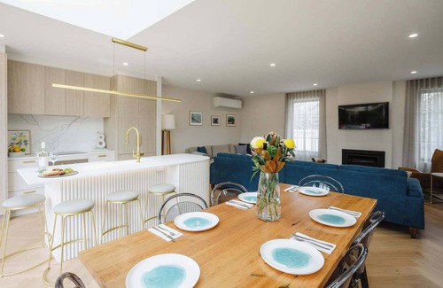 Brighton House | Brighton Coastal Hideaway with Free Parking