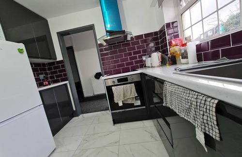 Hanham House | Bristol 2-bed Bungalow, Sleeps 4, Parking