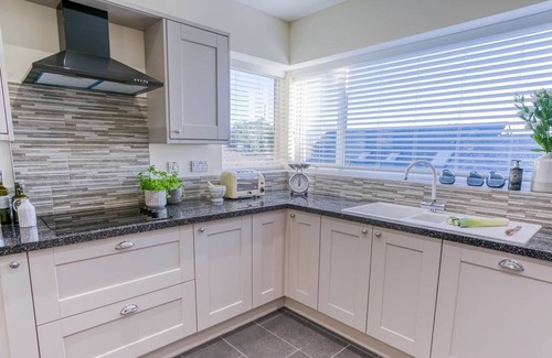 Llanerchymedd Cottage | Bron Heulog - a dog that sleeps 6 guests in 3 bedrooms