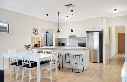 Goolwa House | Brooking's Perch, Walk to Shops & River, WiFi