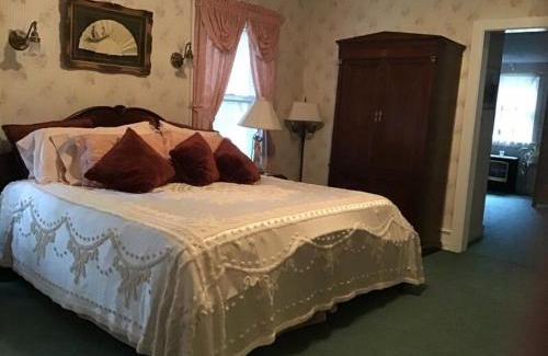 Canadensis Bed & Breakfast | Brookview Manor Inn
