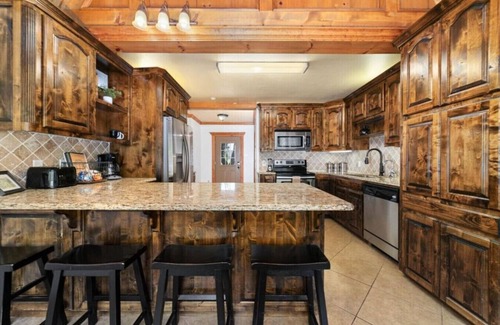 Brownwood House | Brownwood Lodge - Roomy Lakeside