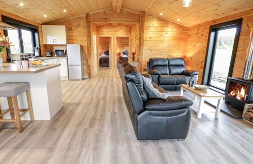Machynlleth Cottage | BRYN EIDDON LOG CABIN, pet friendly, with hot tub in Machynlleth
