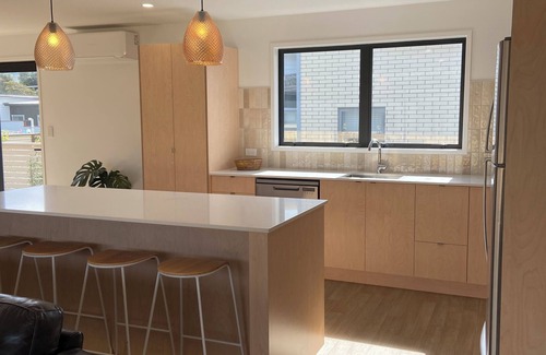 Waihi Beach House | Bubbles Bach-dog friendly, close to beach & shops!