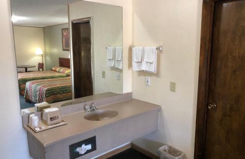 Emporia Hotel | Budget Host Inn - Emporia