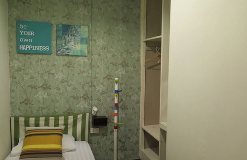 Bang Rak Bed & Breakfast | Budget Single Private in Center of Silom