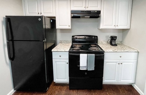 Central City Apartment | Budget Stay - Minutes to Dining, Beach & Downtown