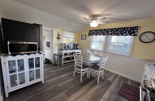 North Kingstown Cottage | Buena Vista Cottage - Walk to 2 beaches! - 15 mins to Newport