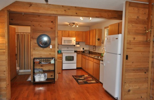 Lead Cabin | Buffalo Loft – Hot tub, wraparound deck & cozy Black Hills getaway!