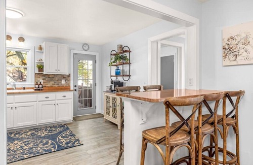Buford Cottage | Buford Getaway Fall Stay Near Train & Downtown