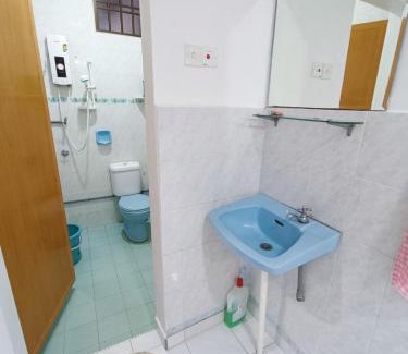 Bukit Baru House | Bukit Beruang 366D Family Home - Private Pool