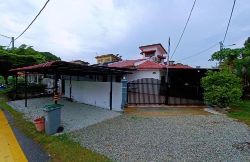 Bukit Baru House | Bukit Beruang 366D Family Home - Private Pool