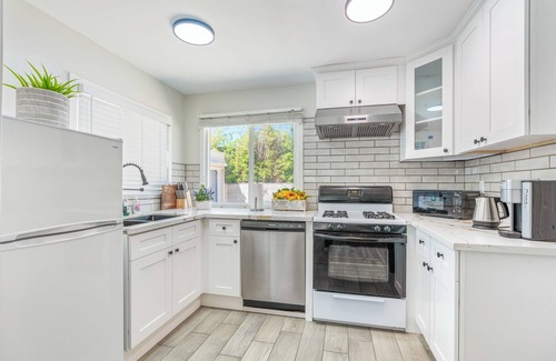 Alhambra Apartment | Bungalow in Quiet, Safe Neighborhood King-Bed Near Downtown LA and OT Pasadena !