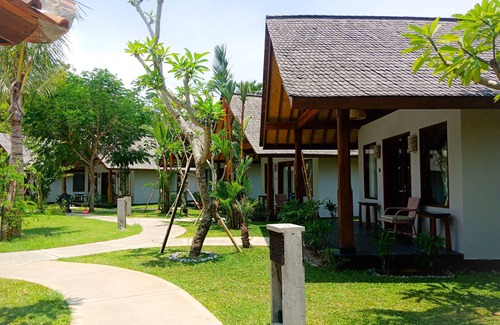 Padangsambian Klod House | Bungalow rooms with a big pool