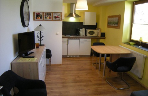 Dipperz Apartment | Bungalow47 basement. 4 beds, barbecue area, near the lake!