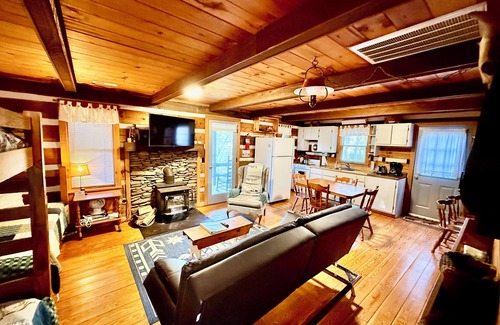 Townsend Cabin | Bunk House Cabin at Country Manor Acres