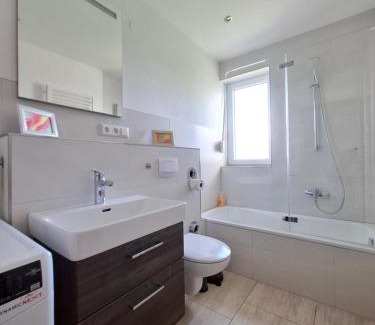 Leinsweiler Apartment | BURGPANORAMA im Haus Auszeit mit Ausblick, 3BR, 2 Bäder, Parken, Küche, Balkon