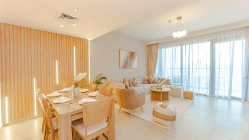 Za'abeel 2 Apartment | Burj Khalifa view with Grass Turf Balcony-Downtown by Tanami Holiday Homes