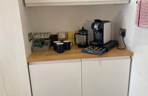 Eastbourne City Centre House | Burlington Palace, Huge Sea front Villa, Super King suites, velvet dining room