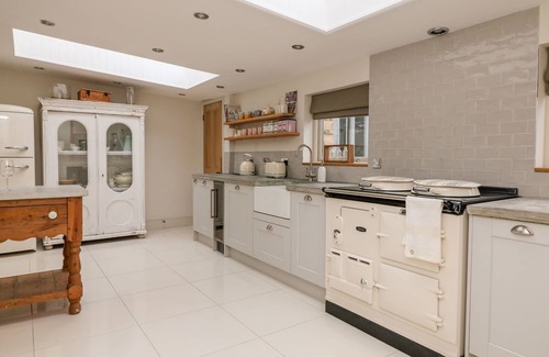 Calwich House | BUTLERS LODGE, family friendly, character holiday cottage in Mayfield