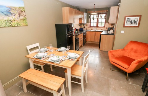 Haverfordwest Cottage | BWTHYN CANOL, pet friendly, country holiday cottage in Haverfordwest