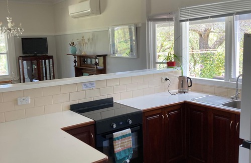 Swan Reach House | Bylands Cottage. Historic home with Tambo River views