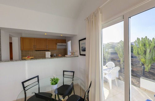 Charco del Palo House | C2, en pequeño complejo con piscina climatizada comunitaria a 100m del mar