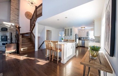 Sainte-Famille House | La Maison Laurentienne, River View, Spa and Sauna