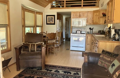Ashland House | Cabin #20 at Hyatt Lake Resort
